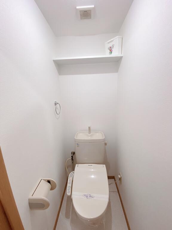 トイレ　トイレはウォシュレット完備。収納棚もあり。