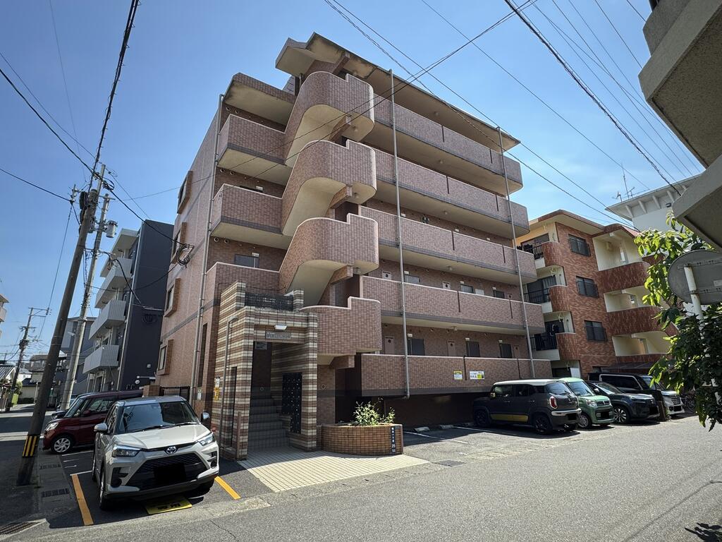 建物外観　鹿児島大学まで徒歩1分！共有部には防犯カメラ設置！
