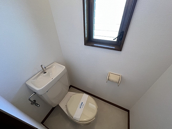 トイレ　参考写真　換気のできる窓があります