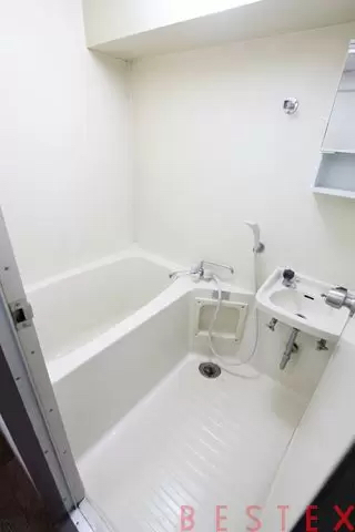 バス・シャワールーム　※同建物内・別タイプの参考写真です。