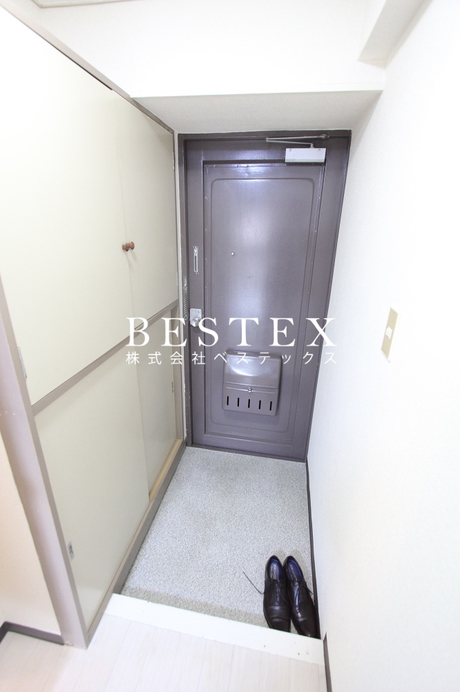 玄関　※同建物内・別タイプの参考写真です。