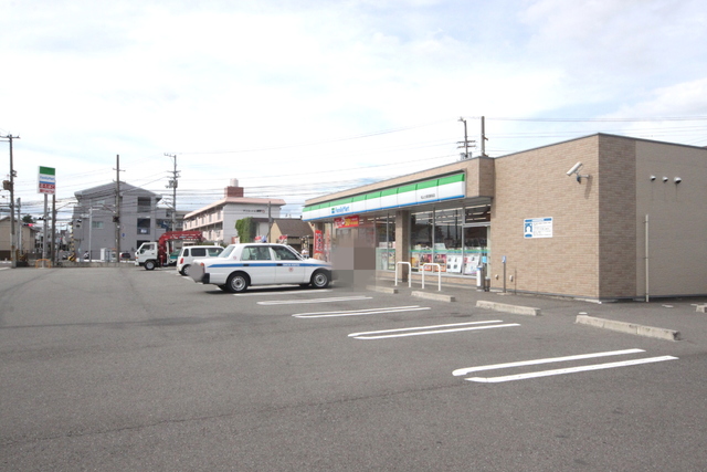 コンビニ　ファミリーマート松山土居田駅前店（コンビニ）まで128m