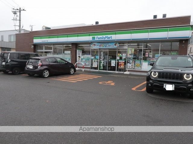 コンビニ　ファミリーマート（コンビニ）まで641m