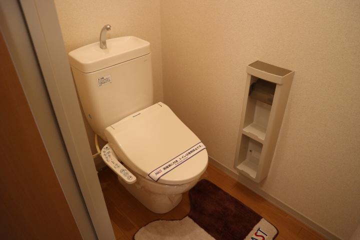 トイレ　トイレットペーパー入れがおしゃれな温水洗浄便座。
