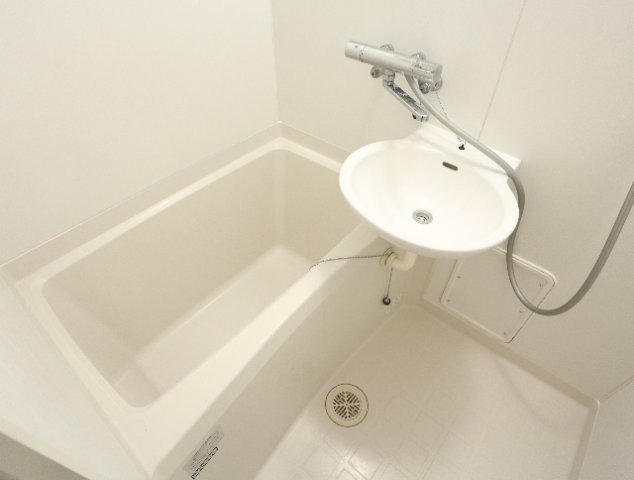 バス・シャワールーム　コンパクトで使いやすいお風呂です