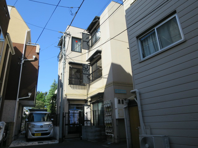 建物外観　３階建て鉄筋コンクリート！