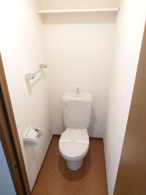 トイレ　トイレです。上部の棚が便利ですよ
