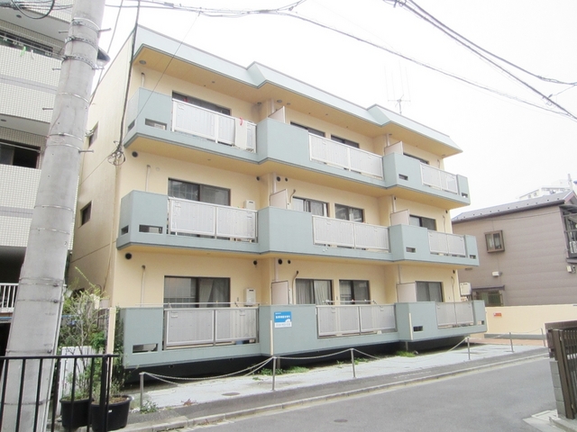 建物外観　通りから少し入ったところにあるリノベーション物件！