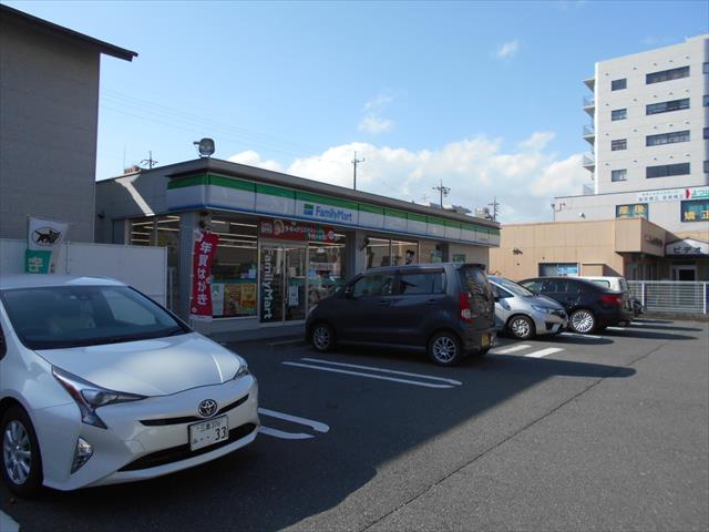 コンビニ　ファミリーマート（コンビニ）まで307m