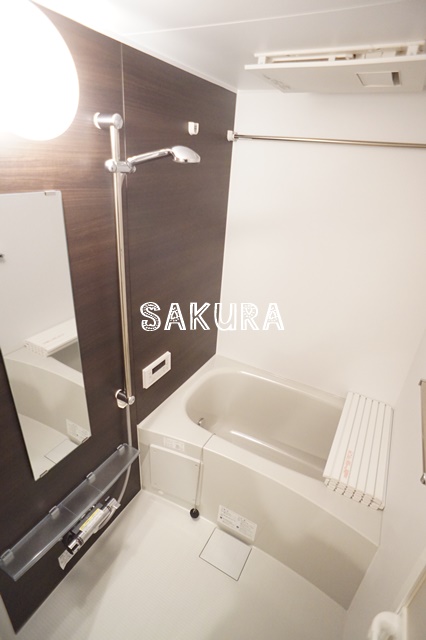 バス・シャワールーム　嬉しい追い焚き・浴室乾燥機付きです♪