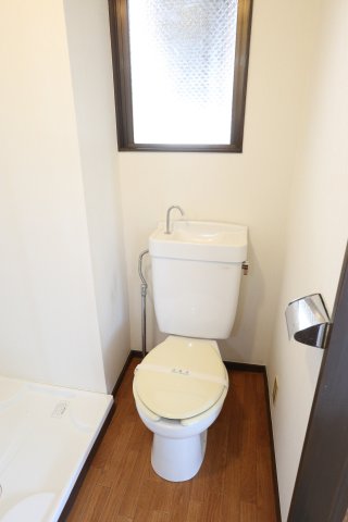 トイレ　301号室の写真を使用しています。