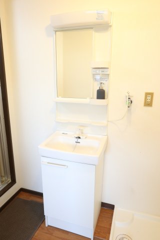 洗面設備　301号室の写真を使用しています。