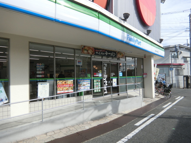 コンビニ　ファミリーマート阪急総持寺駅前店（コンビニ）まで323m
