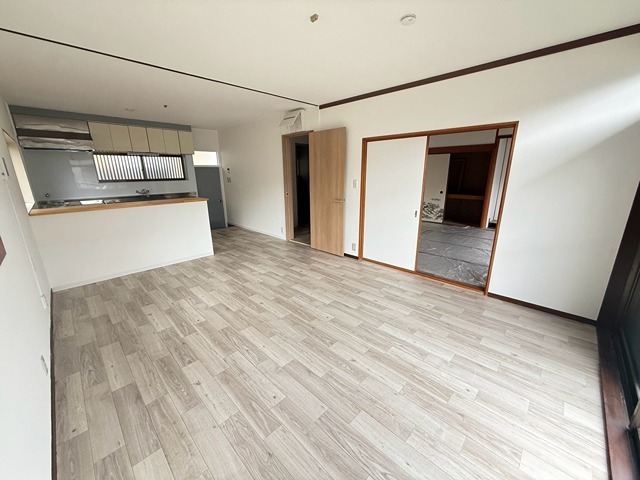 猪名川町伏見台5-5-9戸建の居間写真