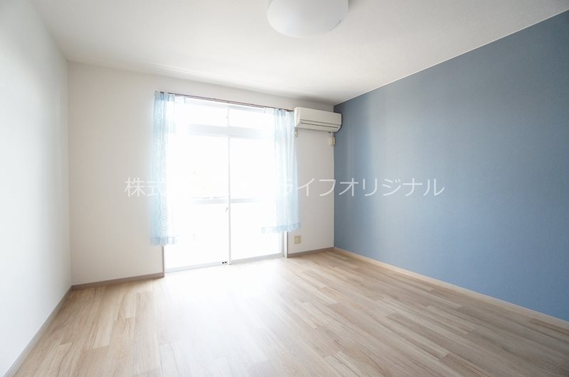 居室・リビング　203号室、同部屋。