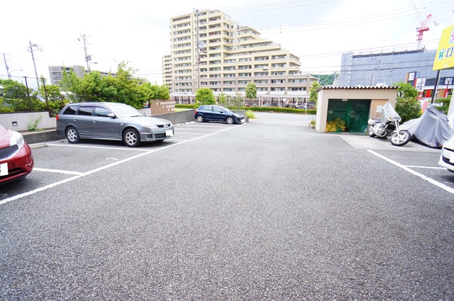 駐車場　敷地内に駐車場がありますが、まず空き確認してください。