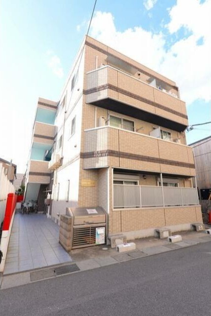 建物外観　３階建ての賃貸マンション