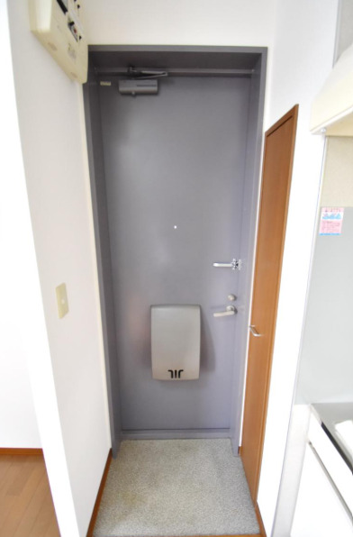 玄関　別部屋の画像を使用しております。