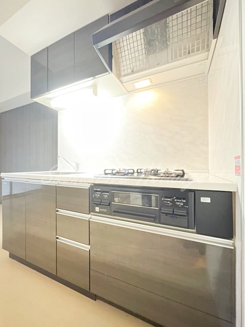 キッチン　ガス3口システムキッチン♪  ※同物件別部屋写真