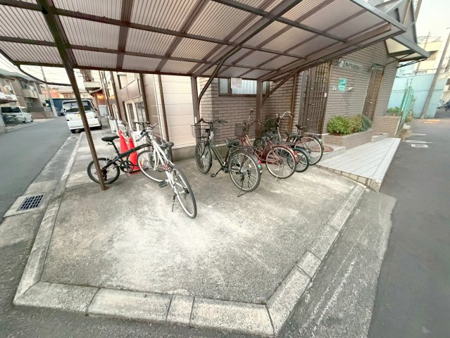駐車場　敷地内には入居者専用の駐輪スペースもあります。