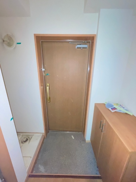 玄関　※クリーニング前のお写真
