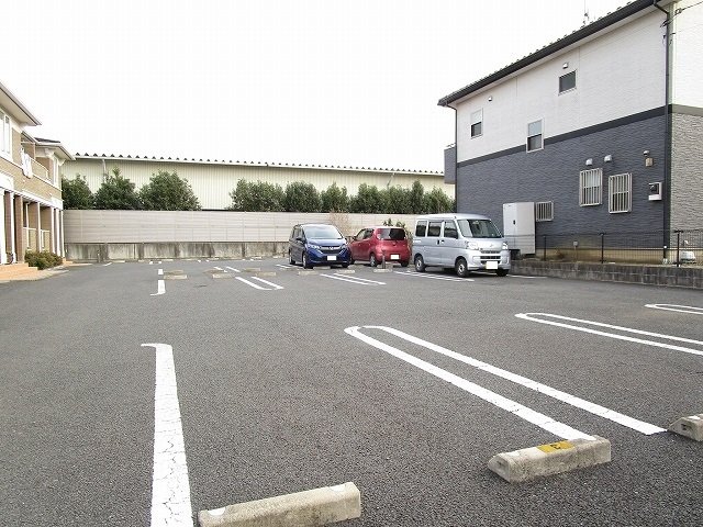 駐車場　駐車場があるので、車を買う予定の方も安心です