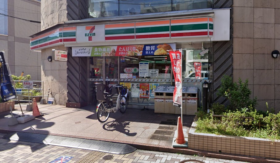 コンビニ　セブンイレブン（コンビニ）まで585m