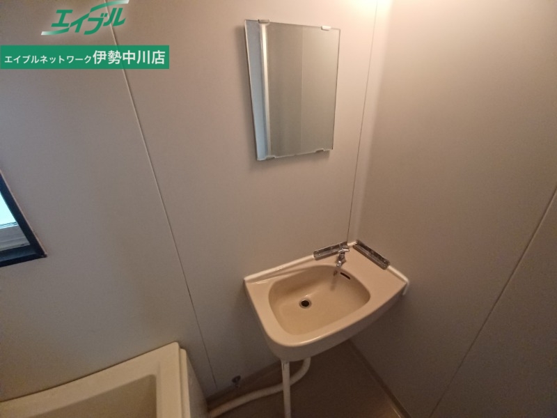 洗面設備　別部屋参考写真です。