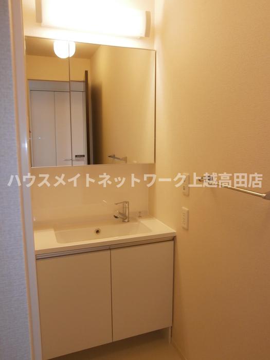洗面設備　シャワー付洗面室