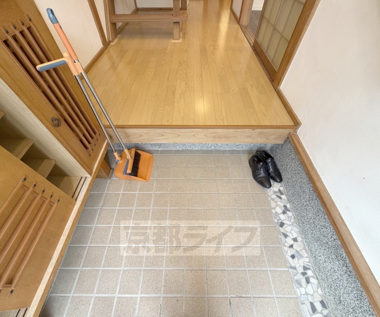 大枝沓掛町貸家の玄関写真