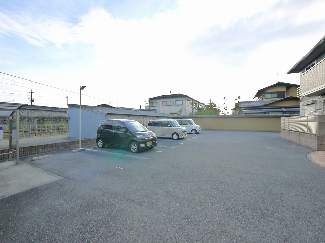 駐車場　駐車場があるので、車を買う予定の方も安心です