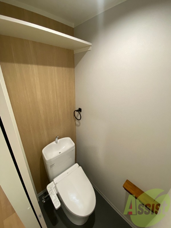 トイレ　トイレは温水洗浄便座付きで上部には収納スペースも！