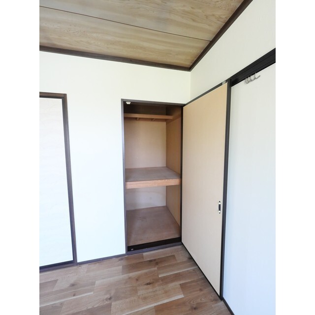 収納　建物内の同仕様の部屋の写真となります。
