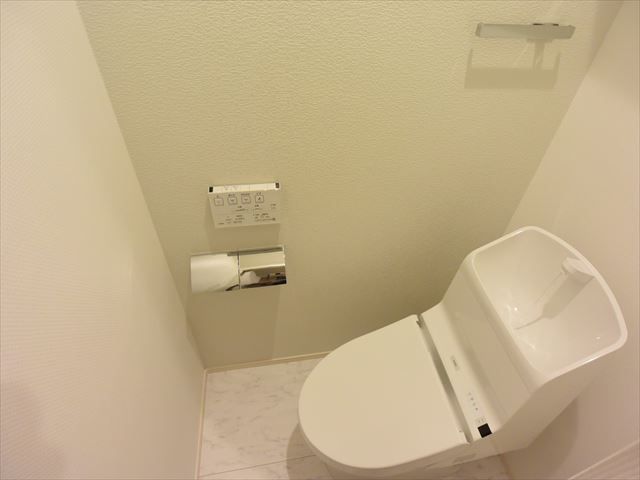 トイレ　落ち着いた色調のトイレです