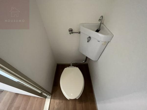 トイレ　落ち着いた色調のトイレです