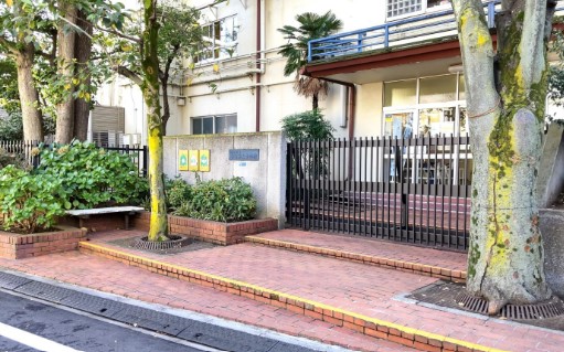 中学校　新宿区立牛込第三中学校（中学校）まで260m