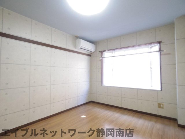 その他設備　こちらの居間で趣味の時間をお楽しみください