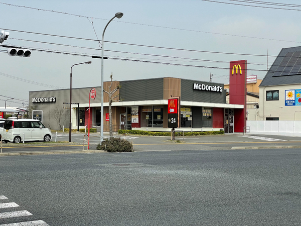 飲食店　マクドナルド490宇部店（飲食店）まで946m