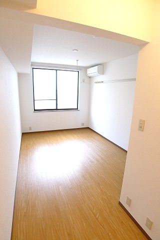 居室・リビング　別号室参考写真です。