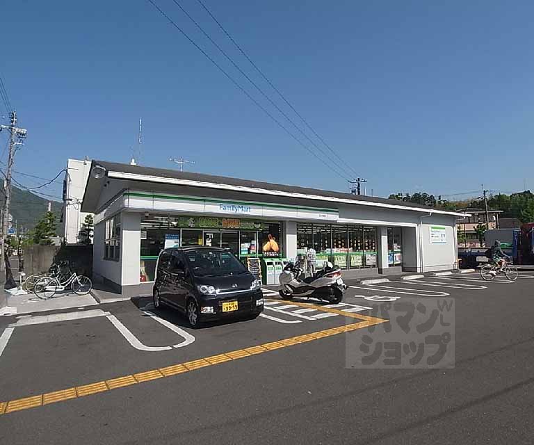 コンビニ　ファミリーマート宝ヶ池店（コンビニ）まで302m