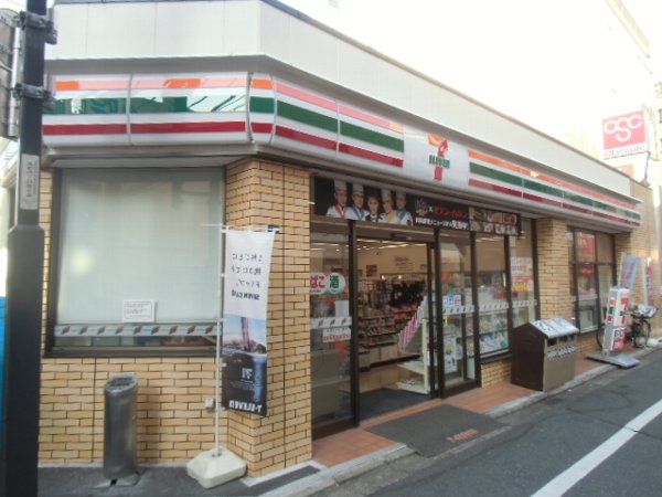 コンビニ　セブンイレブン本町四丁目店（コンビニ）まで158m