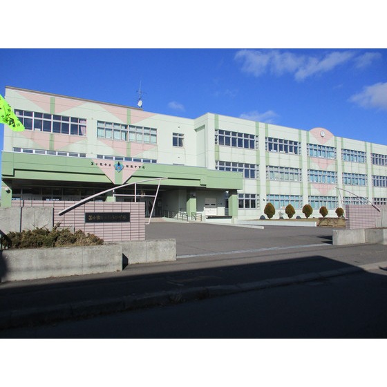 中学校　苫小牧市立緑陵中学校（中学校）まで947m