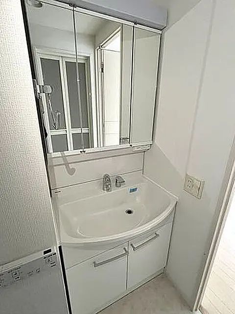 洗面設備　ゆったりとスペースのある洗面所