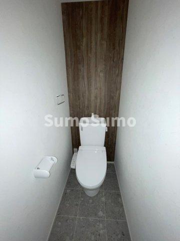 トイレ　落ち着いた色調のトイレです