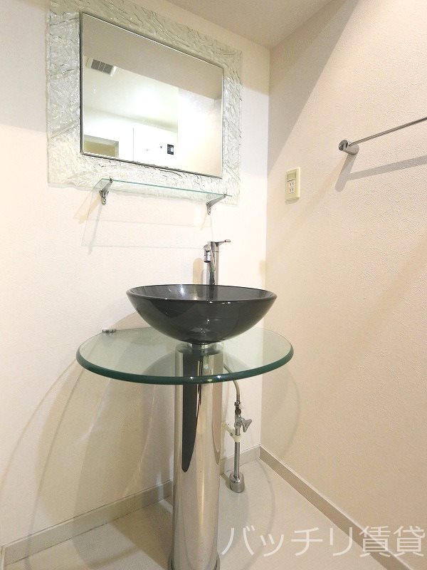 洗面設備　画像は別号室イメージの為、現況を優先いたします。※クロス色等