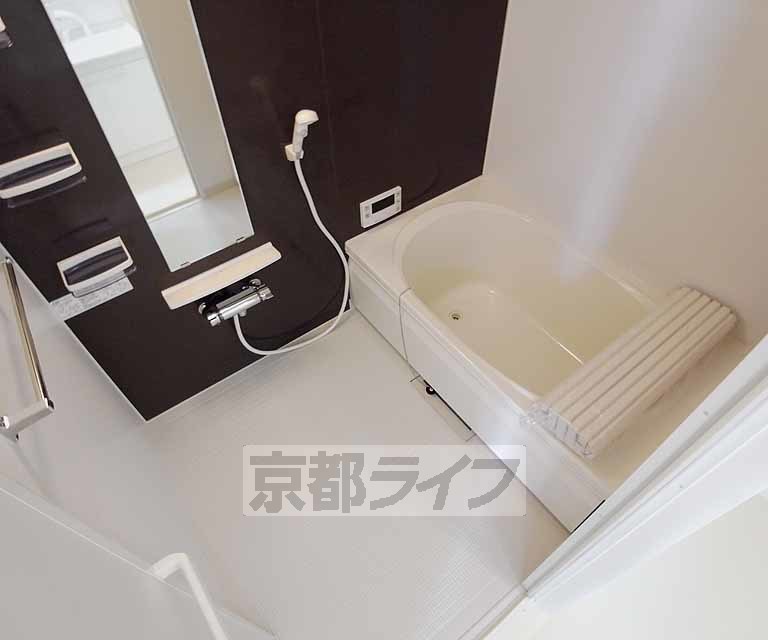 バス・シャワールーム　追い焚き機能付きのお風呂で一日の疲れを癒せます・