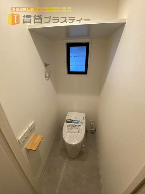トイレ　タンクレスのトイレでスッキリしています。