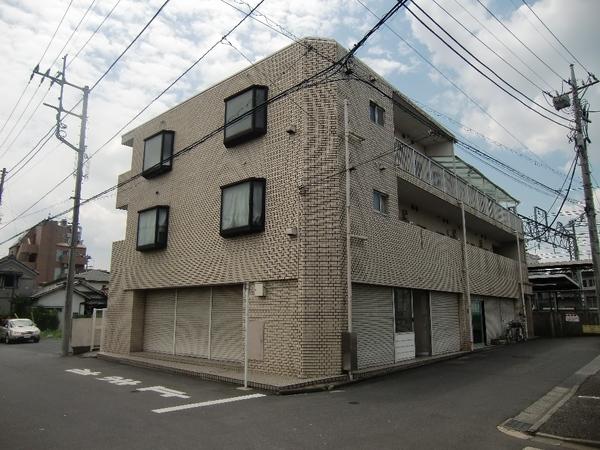 建物外観　外壁はお洒落なタイル貼り♪