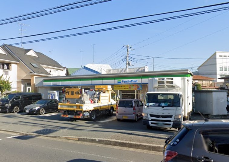 コンビニ　ファミリーマート（コンビニ）まで132m