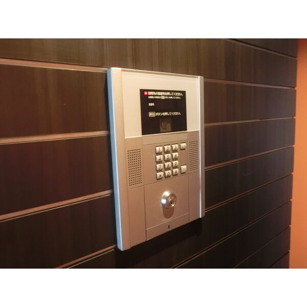 エントランス　オートロック完備で安心の物件です♪